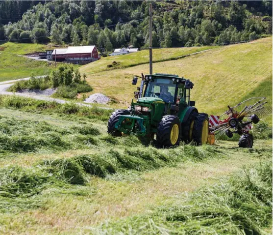  ??  ?? SLÅTTEN: Bonde Vidar Helland på Blindheim sier seg fornøyd med slåtten, men merker at det har vaert tørt enkelte steder.