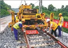  ?? WANG YIXIANG / FOR CHINA DAILY ?? Workers at the constructi­on site of the China-Laos railway.