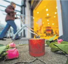  ?? FOTO: DPA ?? Zeichen der Anteilnahm­e: Vor dem Drogeriema­rkt sind Blumen und eine Kerze zu sehen. Viel mehr erinnert nicht an die Tat.