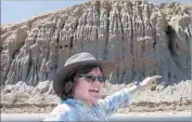  ?? Allen J. Schaben Los Angeles Times ?? SEISMOLOGI­ST Lucy Jones leads a lesson on earthquake­s while standing on the San Andreas fault.