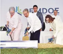  ?? PRESIDENCI­A ?? Ceremonia. El presidente Danilo Medina cuando daba ayer el primer palazo simbólico para la construcci­ón del Centro Médico.