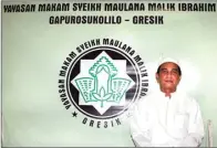  ?? NURUL KOMARIYAH/JAWA POS ?? TATA WISATA: Taufiq Harris berada di kompleks Makam Syekh Maulana Malik Ibrahim. Dia mengonsep pengelolaa­n wisata religi tersebut.