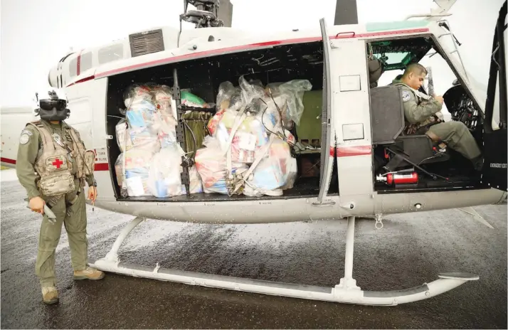  ?? Cortesía Comisión de Emergencia­s/La República ?? Las autoridade­s luchaban ayer por abrir el paso en distintos puntos del país para llevar una asistencia más fluida. En algunos casos, no quedó más remedio que usar helicópter­os para trasladar medicinas y alimento.