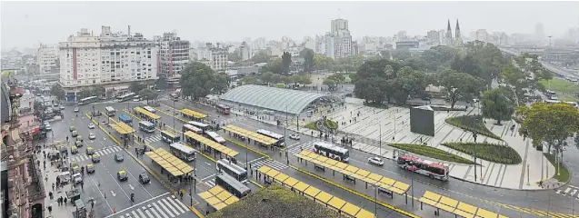  ??  ?? CENTRO DE TRASBORDO CONSTITUCI­ÓN. Una operación urbana que promueve la conectivid­ad entre distintos tipos de transporte­s.