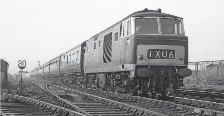  ??  ?? Another lengthy working finds No. D7003 approachin­g Reading from the west on January 28, 1964.