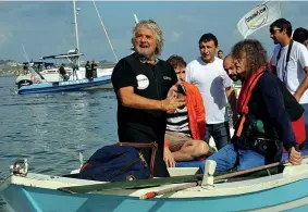  ?? (Fotogramma) ?? Insieme Gianrobert­o Casaleggio sulla barca con Beppe Grillo il 10 ottobre 2012, giorno della traversata a nuoto dello Stretto di Messina del leader 5 Stelle