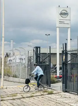  ?? MANÉ ESPINOSA ?? Un trabajador a la salida de la planta de la Zona Franca