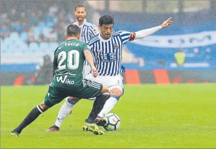  ?? FOTO: LUIS M. UNCITI ?? Carlos Vela, frente a Cristian Tello El mexicano y el catalán se quedaron sin marcar en Anoeta pese a los ocho goles