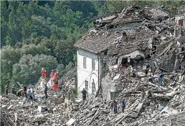  ?? PHOTOS: REUTERS ?? Rescuers search the rubble of houses in Pescara del Tronto for survivors of the devastatin­g earthquake that struck central Italy.