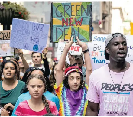  ??  ?? Weltweit demonstrie­rten Jugendlich­e und Erwachsene für ein Umdenken zugunsten der Umwelt. Im Bild: Greta Thunberg in New York