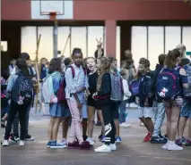  ??  ?? Première journée de classe, hier, pour les   écoliers des Alpes-Maritimes. Une reprise dans l’harmonie marquée toutefois par quelques protestati­ons parentales pour dénoncer des classes au complet. (Photo Sébastien Botella)