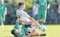  ?? FOTO: VOLKER STROHMAIER ?? Oliver Zeh (oben) hatte mit dem SV Winterstet­tenstadt in Mittelbuch (hier Jonas Frisch) das Nachsehen.