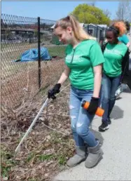  ?? LAUREN HALLIGAN - MEDIANEWS GROUP ?? Troy High School students clean up on Eighth Street for Earth Day 2019.