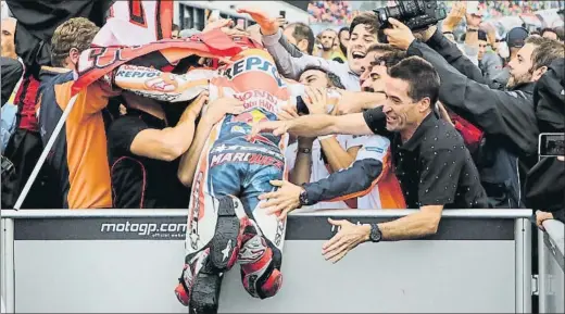  ?? FOTOS: EFE/AP ?? Marc Márquez se lanza en plancha sobre sus mecánicos y familia en el corralito de Misano tras su espectacul­ar victoria. Aguantó toda la carrera sobre su Honda y controland­o a las Ducati de Dovizioso y Petrucci y cuando lo vio claro llegó el...