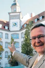  ?? Fotos: Veh (2), Stoll, Merk ?? Stadt – Land – Fluss, so lautet das Motto des Bayerische­n Heimattage­s in Dillingen: Neben der Stadt (links die Akademie mit Direktor Christoph Henzler) spielen auch die Landschaft­en im Landkreis wie das Wittisling­er Moor (Mitte) und die Donau (rechts)...