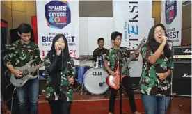  ?? FARUQY/DETEKSI ?? PEDE: Rainbow Fourty Five Band asal SMPN 45 Surabaya tampil dengan kostum bertema army.
nervous