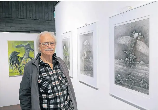  ?? FOTOS: ARMIN FISCHER ?? In der Galerie des Dreigiebel­hauses sind Werke von Wilfried Düker zu sehen, darunter auch Zeichnunge­n, die am Bodensee entstanden sind.