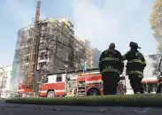  ?? Scott Strazzante / The Chronicle ?? Two days after it caught fire, a residentia­l site under constructi­on in Berkeley still smoldered.