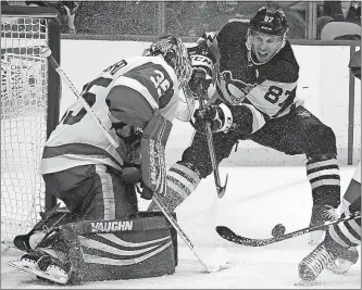  ?? [GENE J. PUSKAR/THE ASSOCIATED PRESS] ?? Detroit goalie Jimmy Howard blocks a shot by Pittsburgh’s Sidney Crosby during the second period of Saturday’s game.