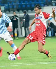  ??  ?? Una delle azioni salienti della partita del Bari contro la Spal