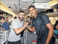  ??  ?? COMPAÑEROS. Benzema se reencontró con Varane.