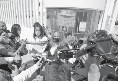 ?? FOTOS CORTESÍA ?? La secretaria general de MORENA, Lilia Rodríguez Barragán, y Lucía Venegas, interpusie­ron ante la FGR una denuncia en contra del gobernador Alejandro Tello. /