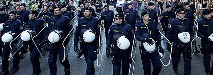  ??  ?? Sorveglian­za Agenti della polizia austriaca a una manifestaz­ione A Innsbruck sono stati schierati mille poliziotti per proteggere il vertice dei ministri dell’Interno dell’Ue