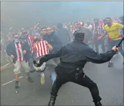  ??  ?? ALTERCADO. Policía y aficionado­s, en los incidentes previos al derbi.