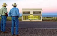  ??  ?? Pionierist­ico Da sinistra: a Marfa in Texas, El Cosmico Hotel, con caravan in lamiera; e la fake boutique di Prada con scarpe e borsette donate scherzosam­ente da Miuccia