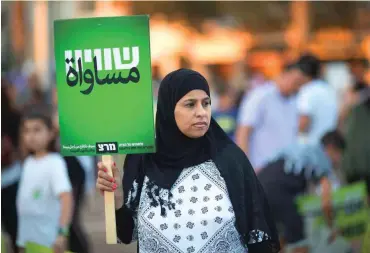  ??  ?? »Gleichheit«. An einer Demonstrat­ion am 11. August in Tel Aviv nahmen auch viele Palästinen­ser mit israelisch­er Staatsbürg­erschaft teil.