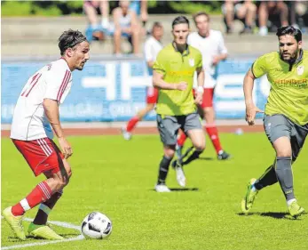  ?? FOTO: JOSEF KOPF ?? Mario Vila Boa (links) und der FC Wangen benötigen bei Olympia Laupheim unbedingt einen Sieg – dazu muss der FCW auf die aus seiner Sicht richtigen Ergebnisse in Berg und Löchgau hoffen.