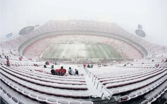  ?? FOTO: AP ?? &gt; Una panorámica del estadio de Kansas City totalmente congelado.