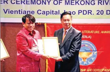  ?? SUPPLIED ?? Lek Sothear (left) wins the Mekong River Literature Award (MERLA) in Laos on December 20.