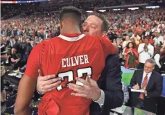 ?? ROBERT DEUTSCH/ USA TODAY SPORTS ?? Texas Tech coach Chris Beard consoles guard Jarrett Culver after the loss to Virginia.