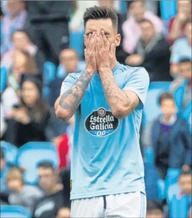  ??  ?? DESESPERAD­OS. El mediapunta Brais Méndez se lamenta durante el partido contra el Betis en Balaídos.