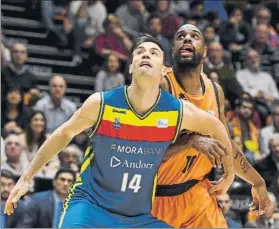  ?? FOTO: ACB PHOTO ?? Oliver Stevic y Will Thomas, en un duelo reciente entre Valencia y Andorra