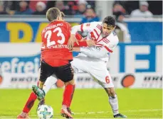  ?? FOTO: DPA ?? Viel Kampf, noch mehr Krampf: Freiburgs Julian Schuster (li) und Hamburgs Douglas Santos beim 0:0.
