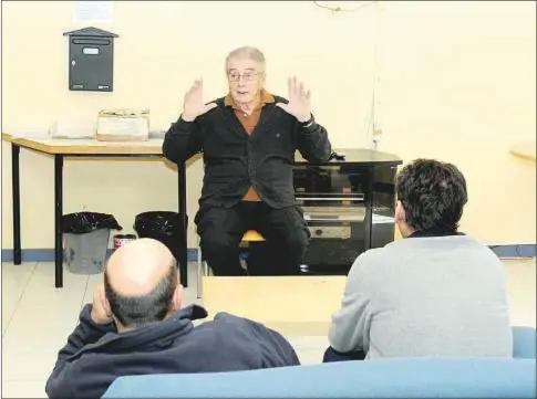  ?? Fundación Padre Garralda-Horizontes Abiertos ?? El padre Jaime Garralda dando una charla a los usuarios del piso de las Tablas, Madrid