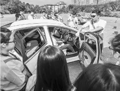  ??  ?? UTAR students participat­e in a hands-on driving session during the workshop.