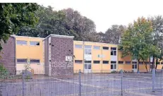  ?? FOTO: J. MICHAELIS ?? Die Gesamtschu­le in Jüchen-Hochneukir­ch: Es gab nach den Ferien keine Corona-Infektione­n, davor waren 32 Kinder in Quarantäne.