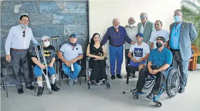  ?? FOTO: DANIEL CAMPOZANO ?? Directivos y deportista­s que practican el tenis en sillas de ruedas en Portoviejo.