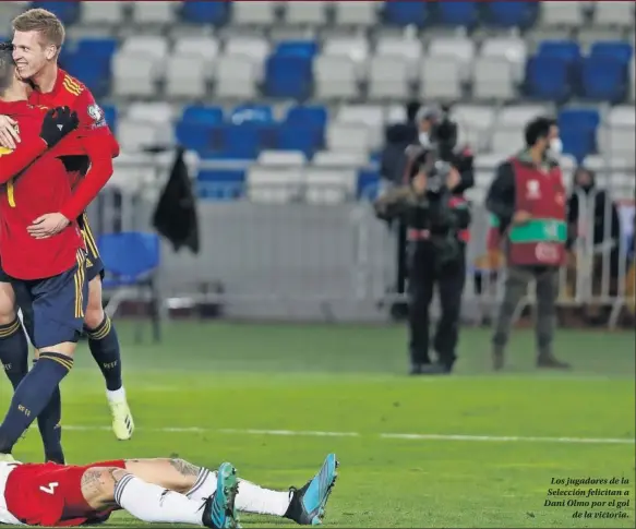  ??  ?? Los jugadores de la Selección felicitan a Dani Olmo por el gol de la victoria.