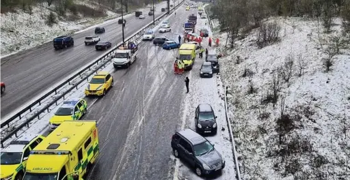  ??  ?? ●●A collision on the M60 at junction 25 on Saturday morning after a ‘sudden flurry of snow’