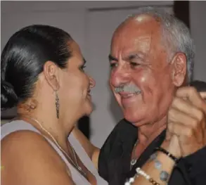  ?? KEYNA CALDERÓN ?? En marzo anterior, Rafael Delgado celebró su cumpleaños 70. Aquí, baila con su hija Karol Vanessa Delgado Segura.