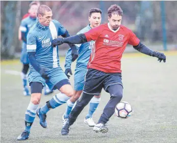  ?? FOTO: JOSEF KOPF ?? Die SGM Dietmanns/Hauerz (rechts: Frank Schmuck) verlor 0:5 gegen den SV Deuchelrie­d.