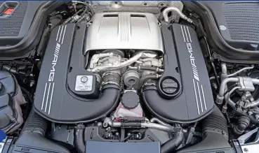  ??  ?? De AMG-motor heeft acht cilinders en een reusachtig koppel van 700 Nm.