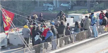  ?? Ansa ?? Correva l’anno La protesta dei lavoratori dell’Ispra sui tetti della sede nel 2010