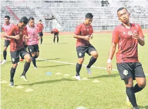  ??  ?? SEDIA BUAT KEJUTAN: Kuching FA berada dalam ‘mood’ terbaik mengejutka­n ATM dalam aksi Piala FAM 2018 di Stadium MINDEF, Kuala Lumpur petang ini.