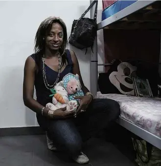  ??  ?? Alessandra de Assis mora há cerca de dois meses em centro de acolhida na Vila Mariana