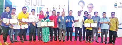  ??  ?? PAIRIN bersama barisan tetamu lain dan pengerusi JKKK mengabadik­an gambar kenangan selepas menerima sijil.